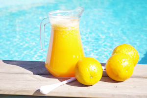 Surfcamp in Algarve orange juice beside the pool