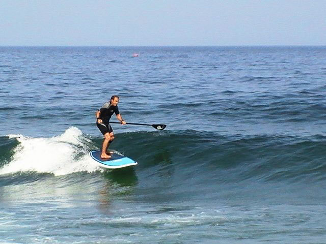 lisbon-surf-camp-cascais-sup-surfer-on-wave