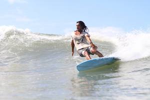 surfer-medewi-wave