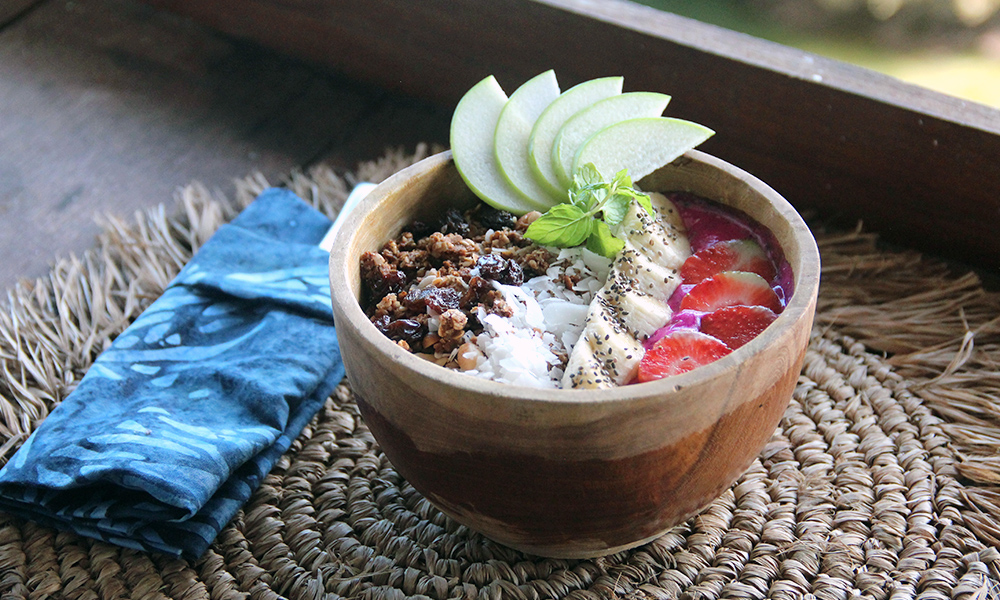 Dragon fruit smoothie bowl