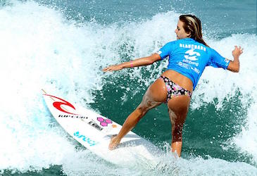 girl surfing nomad surf camp - young adults - lisbon - erasmus - university students retreats for adults surf camp lessons children teen summer young adult best nomad kid bali canggu beginners uluwatu france moliets portugal algarve