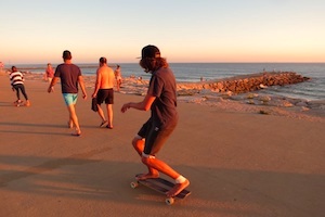 skate boarding in beach nomad surf camp - young adults - lisbon - erasmus - university students retreats for adults surf camp lessons children teen summer young adult best nomad kid bali canggu beginners uluwatu france moliets portugal algarve